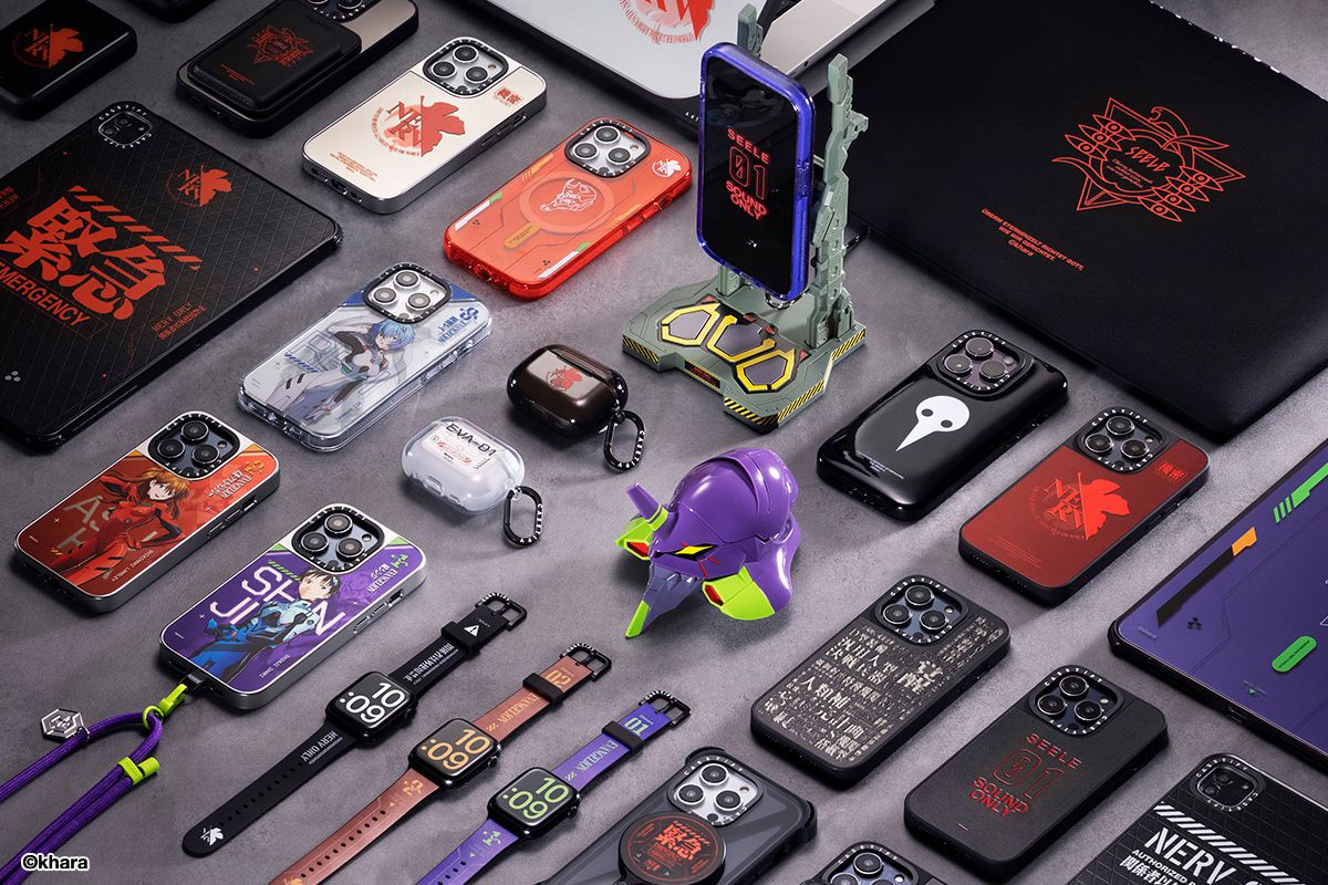 Une photo en quart d'angle de la collaboration complète Casetify Neon Genesis Evangelion, comprenant des étuis pour téléphone et tablette, des bracelets de montre, des étuis AirPod et une station de charge