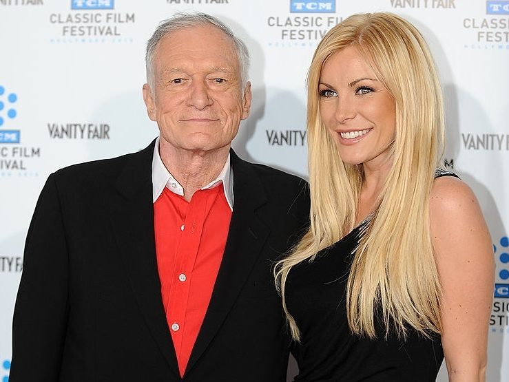 La veuve de Hugh Hefner jure de révéler le « côté obscur » du manoir Playboy