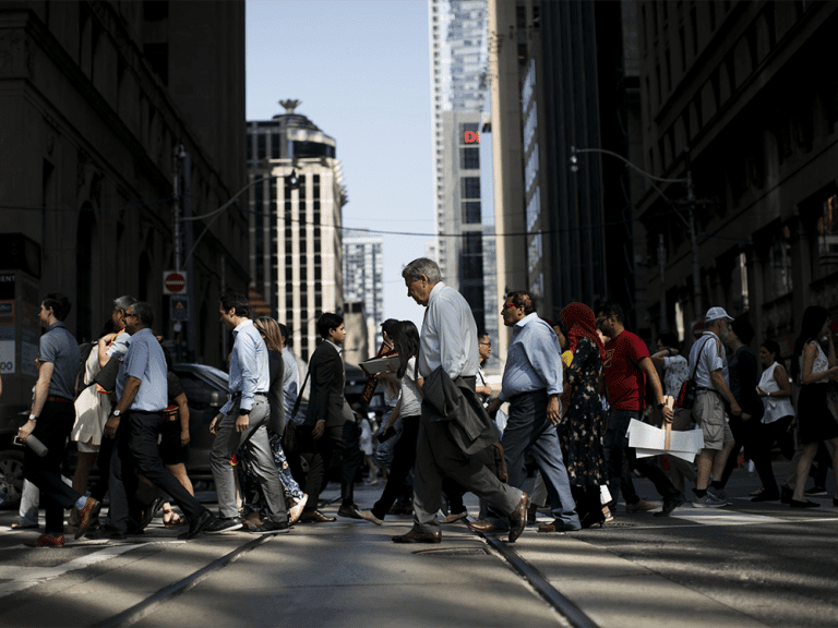 Une autre hausse des taux de la Banque du Canada, puis une « pause pour le reste de l’année » : ce que disent les économistes à propos des énormes gains d’emplois