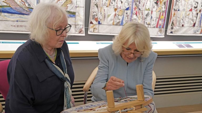 La reine ajoute le dernier point au nouveau panneau sur la grande tapisserie d’Écosse