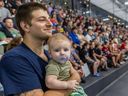 Antoine Auclair et son fils de 5 mois, Louis-Philippe, étaient parmi les partisans des Canadiens qui ont rempli le Complexe sportif Bell de Brossard mardi pour assister à une mêlée à quatre contre quatre lors de la dernière journée du camp de perfectionnement de l'équipe.