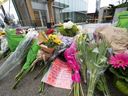 Des fleurs et des notes sont vues dans un mémorial de fortune à l'extérieur de la bibliothèque de Lynn Valley à Lynn Valley à North Vancouver, en Colombie-Britannique, le dimanche 28 mars 2021. Les victimes d'une frénésie de coups de couteau il y a deux ans à North Vancouver ont déclaré au tribunal que leur vie avait été brisée par Attaque mortelle de Yannick Bandaogo dans et autour d'une bibliothèque de Lynn Valley.