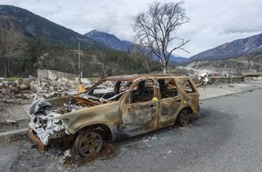 Bâtiments dévastés à Lytton le 18 mars 2022.