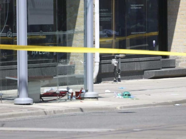 Une femme meurt dans une fusillade effrontée à midi dans le quartier de Leslieville à Toronto