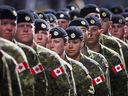 En avril dernier, le lieutenant-général.  Frances Allen a déclaré au comité de la défense nationale de la Chambre que sur les plus de 1 300 membres des Forces canadiennes qui ont demandé à l'époque des exemptions de vaccination, seuls 158 ont été approuvés.