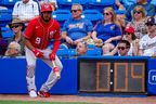 Le joueur de troisième but des Nationals de Washington, Jeimer Candelario, se tient à côté du chronomètre lors d'un match contre les Nationals de Washington à Clover Park le 3 mars 2023. 