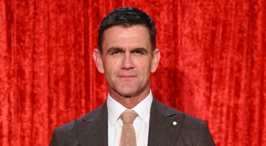 La star d'EastEnders, Scott Maslen, met en garde les fans après avoir été pris pour cible par des pirates