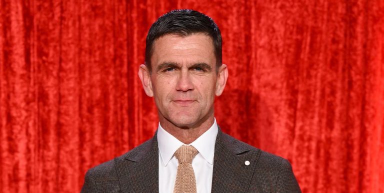 La star d'EastEnders, Scott Maslen, met en garde les fans après avoir été pris pour cible par des pirates
