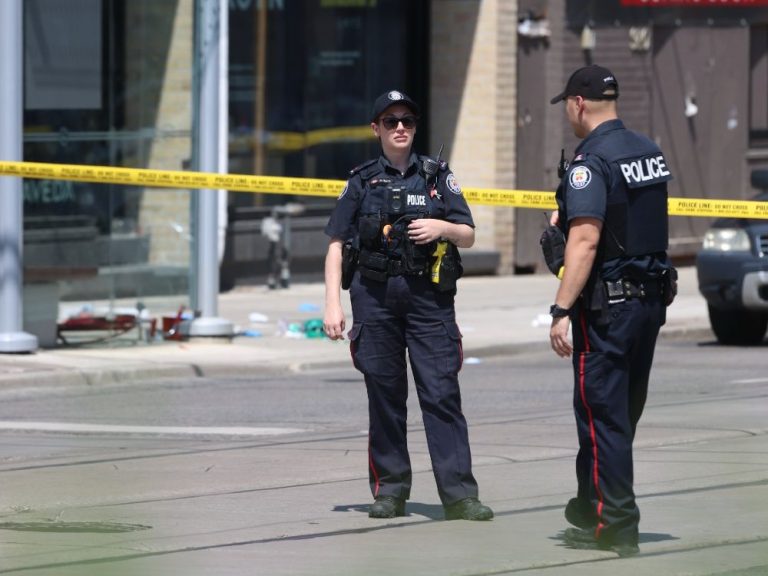 Une femme de 40 ans tuée dans une fusillade de jour à Toronto, la police recherche deux suspects