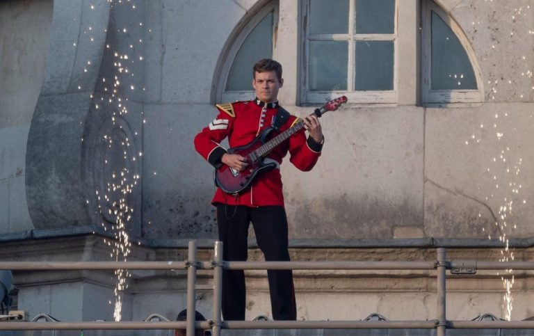 Un soldat escalade la maison de l’Amirauté pour jouer de la guitare pour la princesse Anne lors d’un défilé militaire