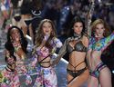 Dans cette photo d'archive prise le 08 novembre 2018 (LtoR), le mannequin canadien Winnie Harlow, le mannequin américain Gigi Hadid, le mannequin américain Kendall Jenner et le mannequin britannique Alexina Graham défilent au défilé Victoria's Secret 2018 au Pier 94 à New York.  (Photo par ANGELA WEISS/AFP via Getty Images)