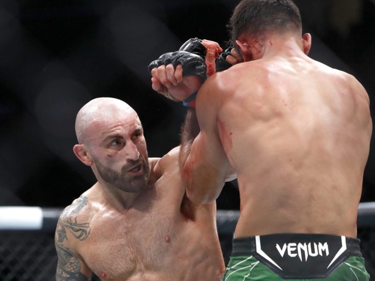 UFC 290: Alexander Volkanovski bat Yair Rodriguez avec un TKO au 3e tour pour le titre poids plume