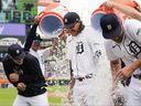 Le lanceur des Detroit Tigers Matt Manning, à gauche, Jason Foley, au centre, et Alex Lange, à droite, se font verser de l'eau après un match de baseball contre les Blue Jays de Toronto, le samedi 8 juillet 2023, à Détroit.  Les trois lanceurs se sont combinés pour ne pas frapper les Blue Jays de Toronto dans une victoire de 2-0. 