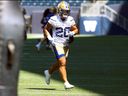 Le porteur de ballon Brady Oliveira quitte le terrain lors d'un entraînement des Blue Bombers de Winnipeg.  