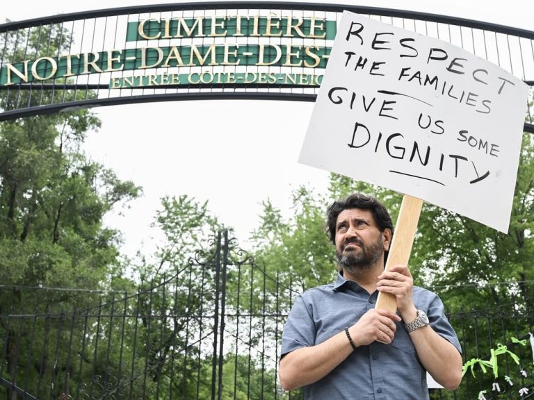 Des plaignants se faufilent dans le cimetière de Montréal alors que le conflit de travail s’éternise ;  300 corps toujours non enterrés