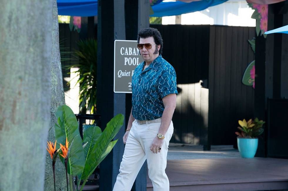 Danny McBride dans le rôle de Jesse Gemstone s'éloignant d'une terrasse de piscine avec des lunettes de soleil et un pantalon chino dans The Righteous Gemstones saison 3. 