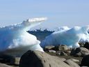 Des navires sont encadrés par des morceaux de glace de mer fondante sur la baie Frobisher à Iqaluit, au Nunavut, le 31 juillet 2019. Le Canada ferme son siège social du centre de l'Arctique et le déménage à Ottawa.