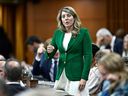 La ministre des Affaires étrangères Mélanie Joly se lève pendant la période des questions à la Chambre des communes sur la Colline du Parlement à Ottawa le jeudi 15 juin 2023. LA PRESSE CANADIENNE/Justin Tang