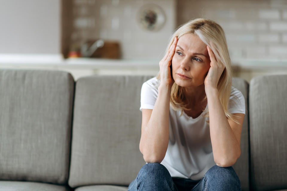 Femme semblant triste et en deuil