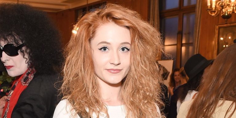 La star de X Factor, Janet Devlin, transportée d'urgence à l'hôpital après un problème de santé
