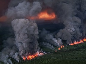 Le feu de forêt de Donnie Creek.