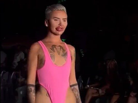 GENDER BENDER: Miami Swim Week comprend des modèles masculins en costumes pour femmes