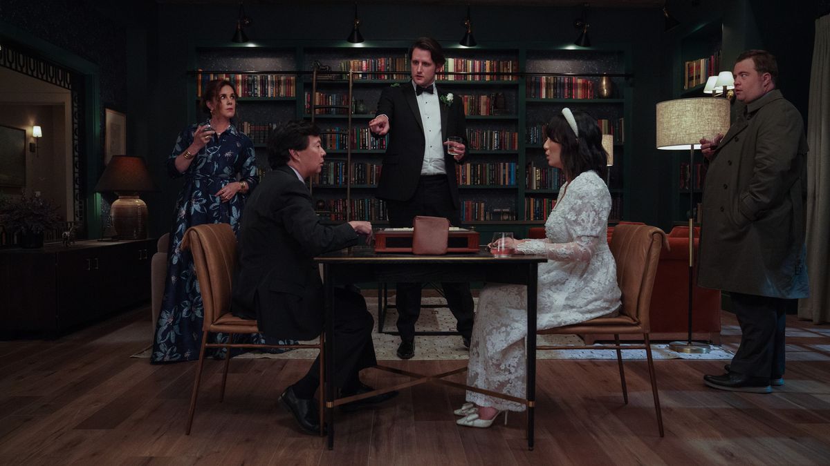 Elizabeth Perkins, Ken Jeong, Zach Woods, Poppy Liu et Paul Walter Hauser sont assis et debout autour d'une table de salon dans The Afterparty.