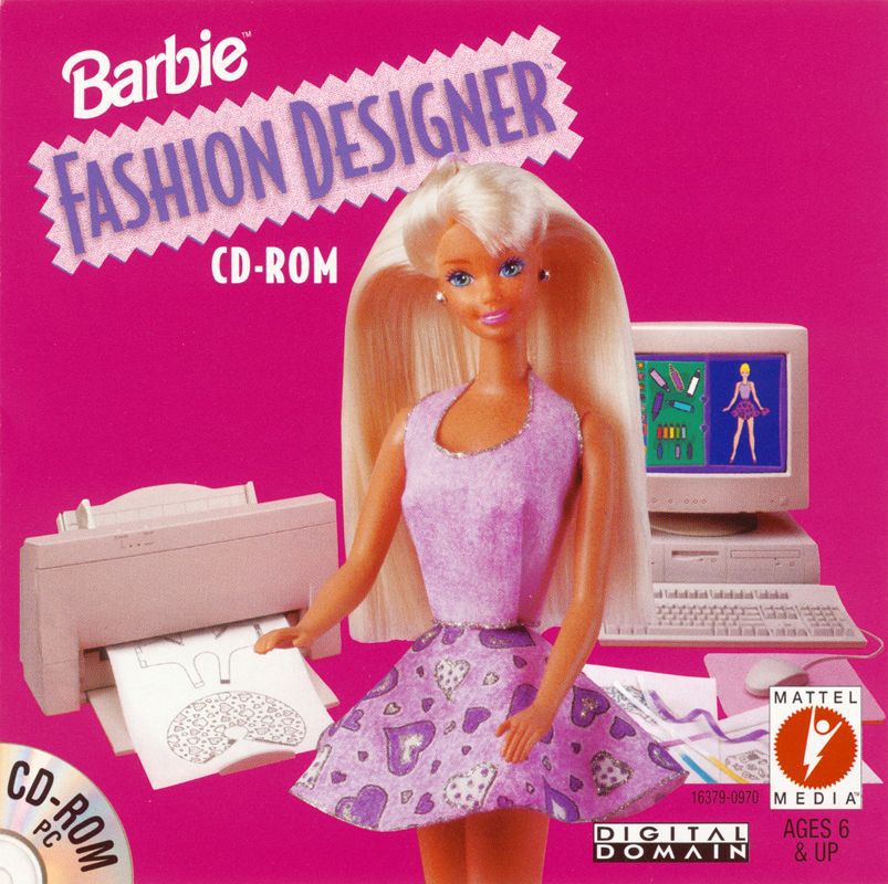 Une poupée Barbie blonde est assise entre un vieil ordinateur de bureau et une imprimante d'art pour le jeu Barbie Fashion Designer.