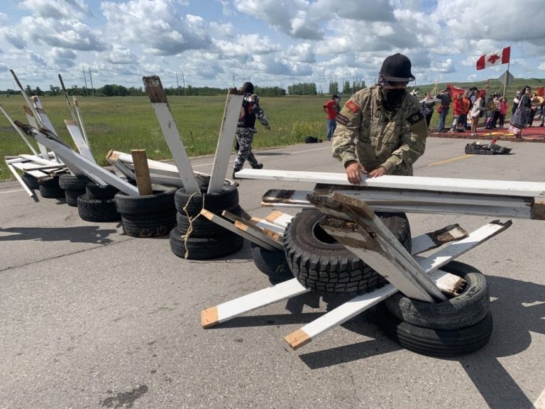 Les manifestants de Brady Road construisent une barricade, aucun plan pour mettre fin à la manifestation