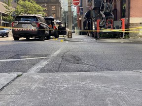 Marqueurs de preuves de la police de Toronto sur les lieux d'une double fusillade sur la rue Charles à Toronto le lundi 10 juillet 2023.