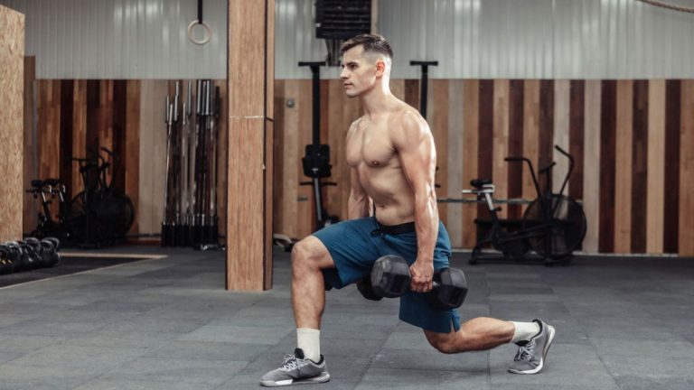 Cet entraînement de fitness fonctionnel en 3 mouvements avec haltères renforce les muscles partout