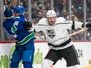 Zack MacEwen, alors avec les Kings de Los Angeles, frappe Akito Hirose des Canucks de Vancouver lors de la deuxième période d'un match le 2 avril.