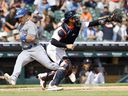 Daulton Varsho des Blue Jays de Toronto marque devant le receveur Eric Haase des Tigers de Detroit sur un doublé de Nathan Lukes lors de la 10e manche au Comerica Park le 9 juillet 2023 à Detroit.