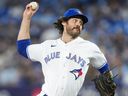 Jordan Romano des Blue Jays de Toronto lance aux Oakland Athletics lors de la neuvième manche de leur match au Rogers Centre le 23 juin 2023 à Toronto.