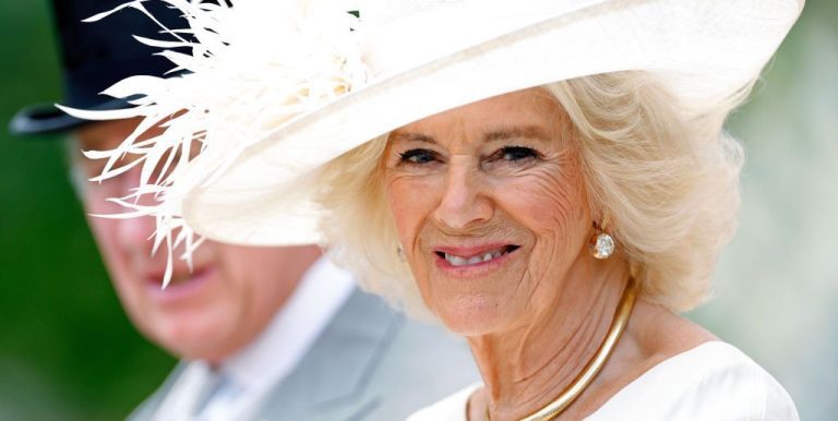 Les produits que la maquilleuse de la reine Camilla utilise pour perfectionner le style signature de SAR