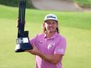 L'Australien Cameron Smith pose avec le trophée après sa victoire lors de la troisième journée du LIV Golf - Londres au Centurion Club le 9 juillet 2023 à St Albans, en Angleterre.