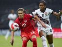 Christine Sinclair (à gauche) du Canada et Victoria Swift de Trinité-et-Tobago s'affrontent pour le ballon lors d'un match de soccer féminin de la CONCACAF à Monterrey, au Mexique, le 5 juillet 2022.