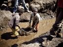 Des enfants lavent du cuivre dans une mine en République démocratique du Congo, en 2010.