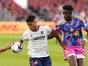 Aime Mabika (à droite) du Toronto FC se bat pour le ballon avec Nicholas Gioacchini de St. Louis City lors de la première moitié d'un match de la MLS au BMO Field le 8 juillet 2023.