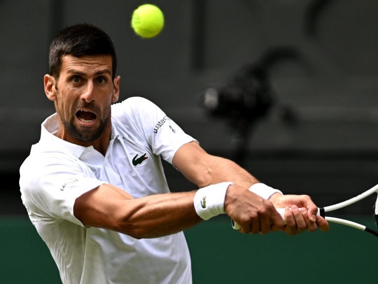 Novak Djokovic montre son expérience à Wimbledon, atteignant les quarts de finale