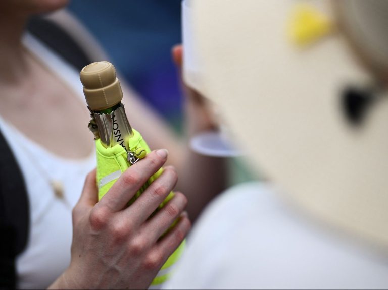 Wimbledon demande aux amateurs de champagne de le boucher pendant le service des joueurs