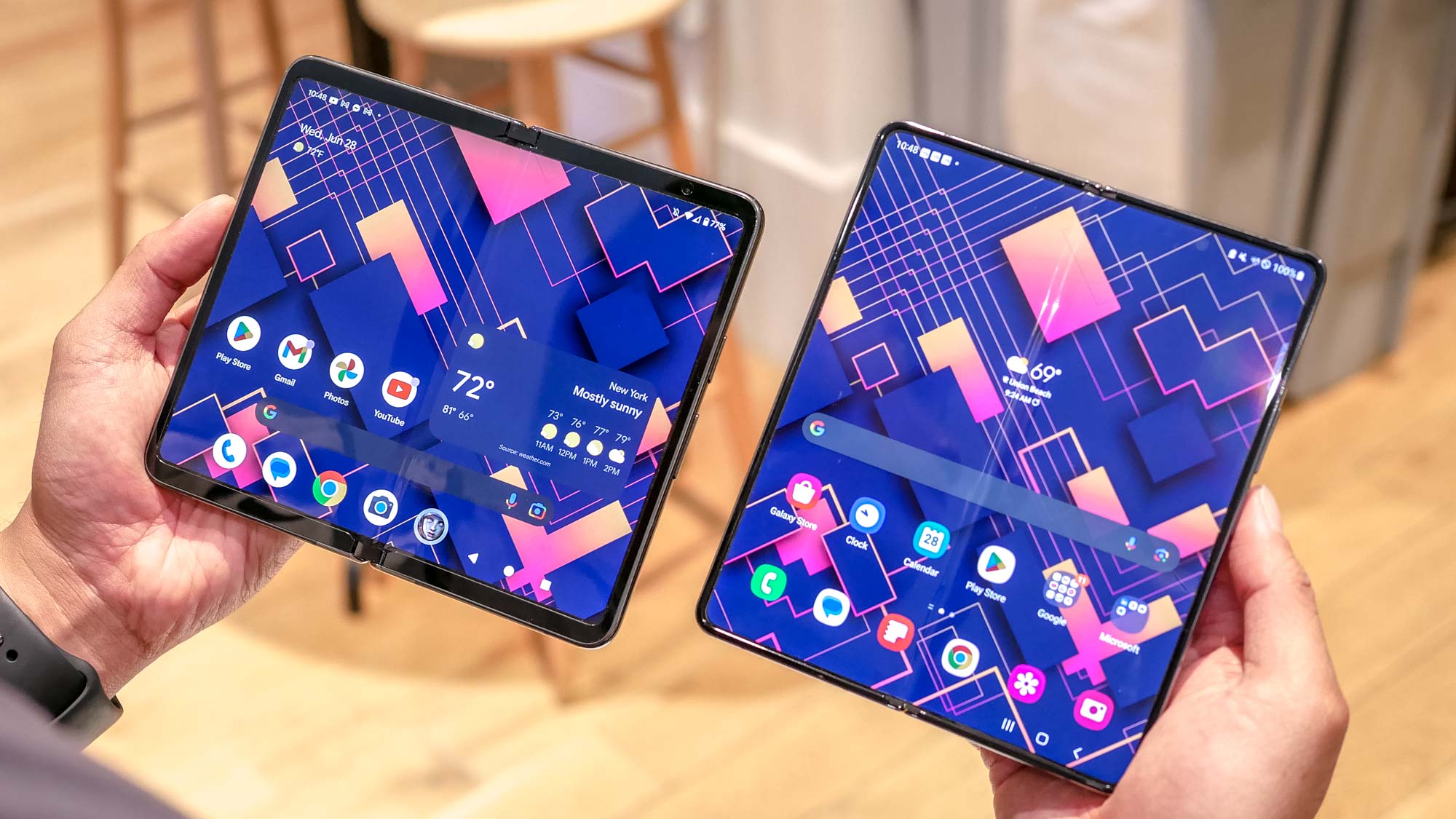 Comparaison entre Google Pixel Fold et Samsung Galaxy Z Fold 4.