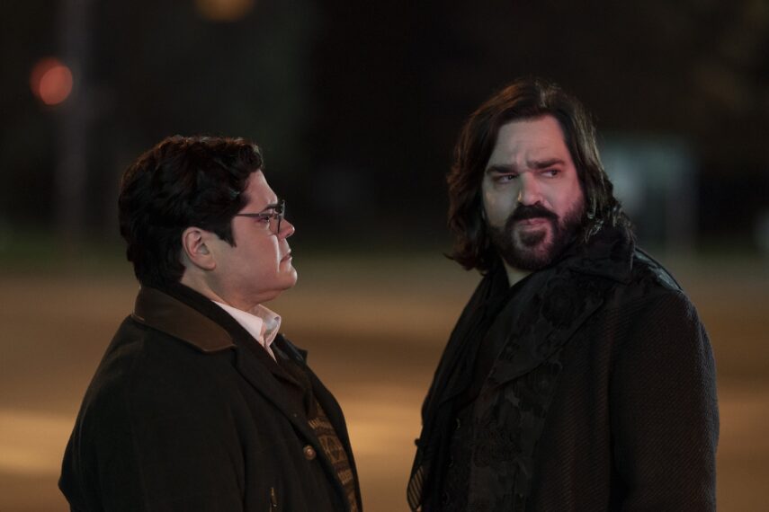 Harvey Guillen et Matt Berry dans la saison 5 de 