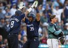 Elias Díaz, de la Ligue nationale, des Rocheuses du Colorado (à droite), célèbre sa course à domicile de deux points avec Nick Castellanos des Phillies de Philadelphie, lors de la 8e manche lors du match de baseball MLB All-Star à Seattle mardi soir.  (AP Photo/Lindsey Wasson)