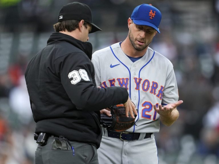 La MLB expérimente des balles de baseball blanches nacrées pour éliminer le problème des trucs collants