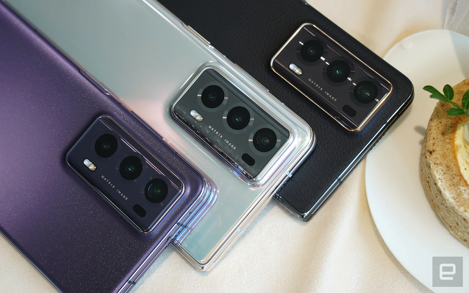 Les versions violet, argent et noir du Honor Magic V2.