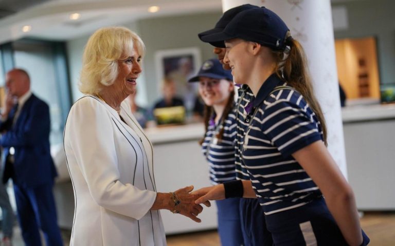 La reine révèle qu’elle a déjà travaillé comme fille de balle lors d’une visite à Wimbledon