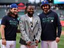 Vladimir Guerrero Jr. (au centre) se tient aux côtés de ses coéquipiers des Blue Jays de Toronto Bo Bichette (à gauche) et Jordan Romano après avoir remporté le Home Run Derby.