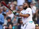 Vladimir Guerrero Jr. des battes des Blue Jays de Toronto lors du T-Mobile Home Run Derby au T-Mobile Park le lundi 10 juillet 2023 à Seattle. 