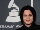 Dans cette photo d'archive prise le 10 février 2013, Jack White arrive sur le tapis rouge au Staples Center pour les 55e Grammy Awards à Los Angeles.  